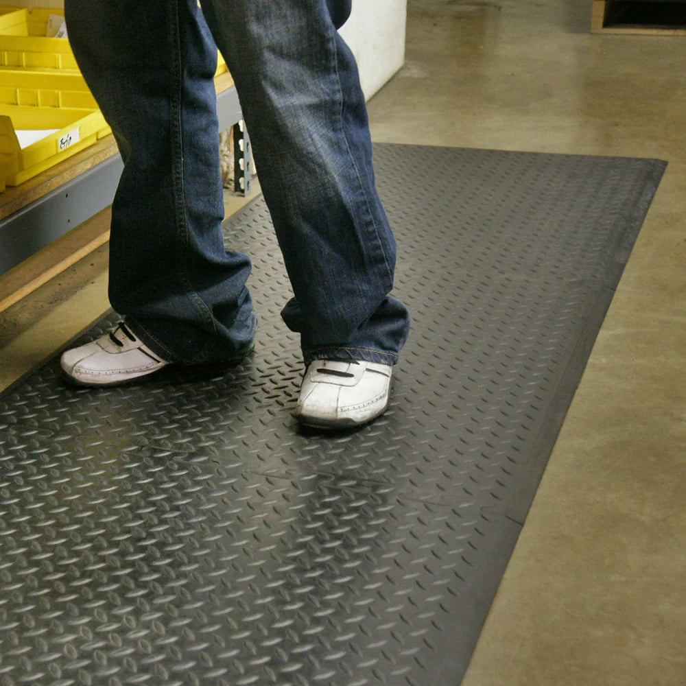 Rubber-Cal "Foot-Rest" Interlocking Anti-Fatigue Floor Mat - 1/2 in x 28 in x 31 in - Center Tile