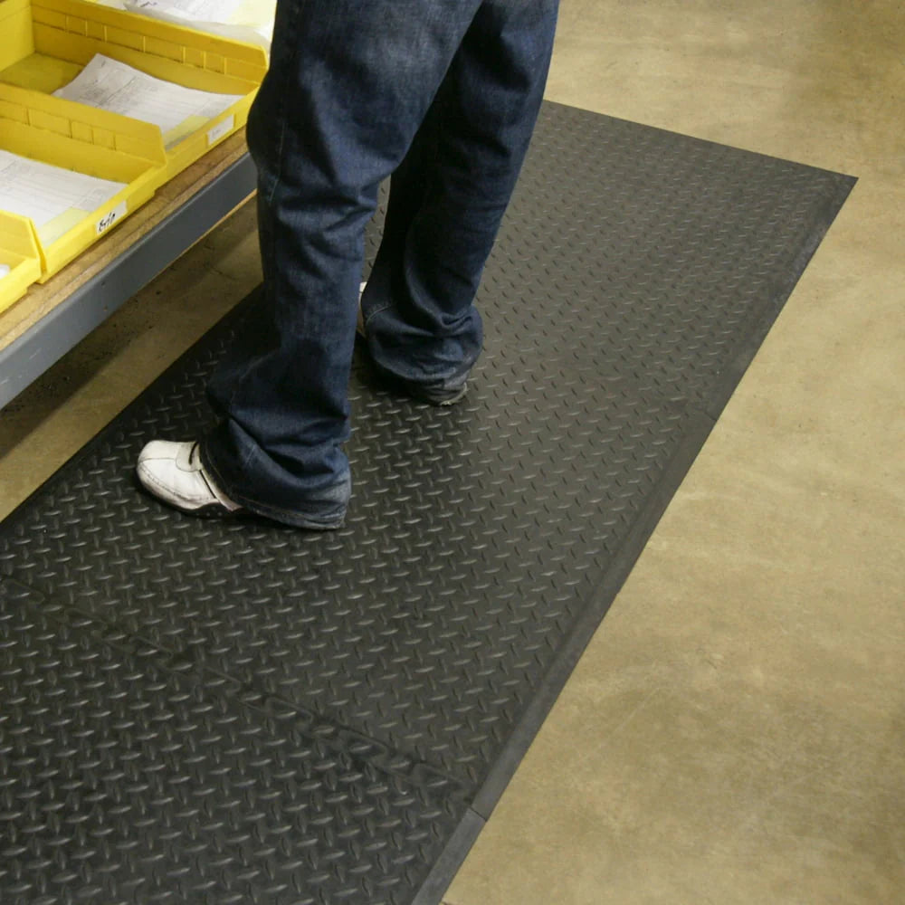 Rubber-Cal "Foot-Rest" Interlocking Anti-Fatigue Floor Mat - 1/2 in x 28 in x 31 in - Center Tile